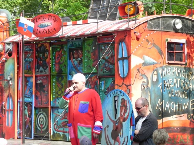 TEATRO TATRO na 1.mája 2011 v Malackách [Kadlecová]