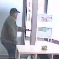 Policajti pátrajú po páchateľovi lúpežného prepadnutia v pobočke banky